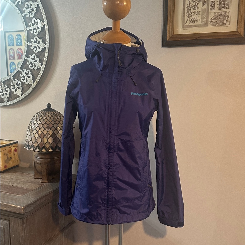 Patagonia Women’s Torrentshell Rain Jacket - Picture 3 of 10